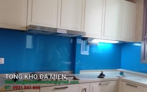 Kinh op bep mau xanh duong 2