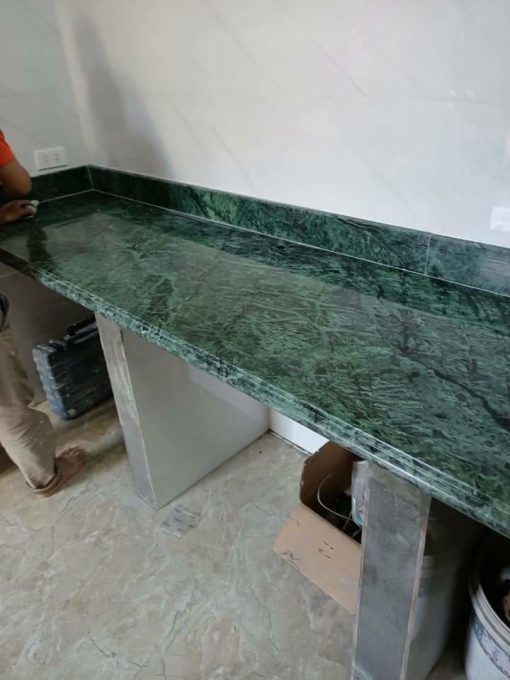 da-granite-lam-ban-bep-mau-xanh-dua-hau-nhap-khau