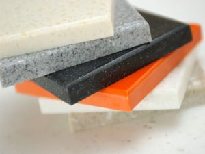 đá nhân tạo và đá tự nhiên
